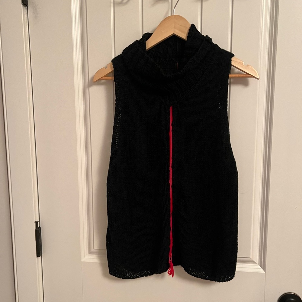 Sleeveless sweater with a red zipper